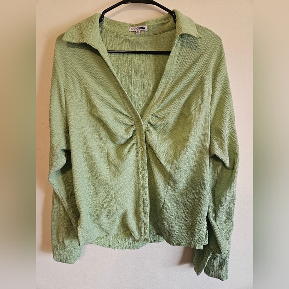 5/$25✨️ Fashion Nova Ruched Blouse in Pale Green Plus - Picture 1 of 2